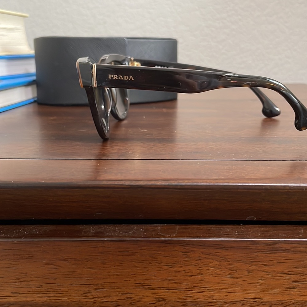 Prada sun glasses - Picture 2 of 4